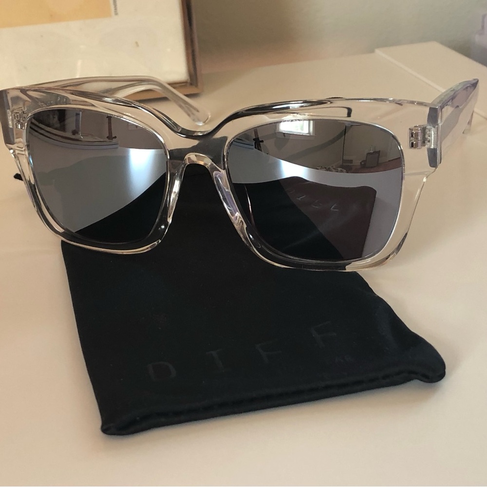 DIFF sunglasses “Bella II” in stylish clear color frame, and mirrored lenses